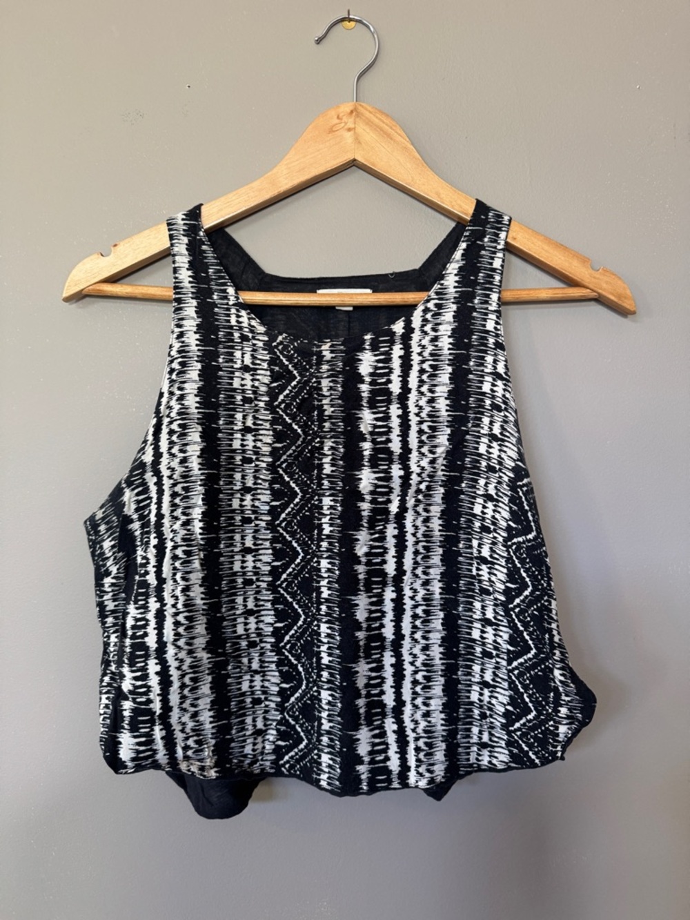 Black & White Patterned Women's Cropped Tank Top - Picture 1 of 4